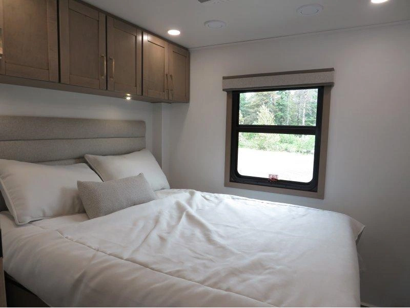 Entegra Coach Vision 29s 2027 alt