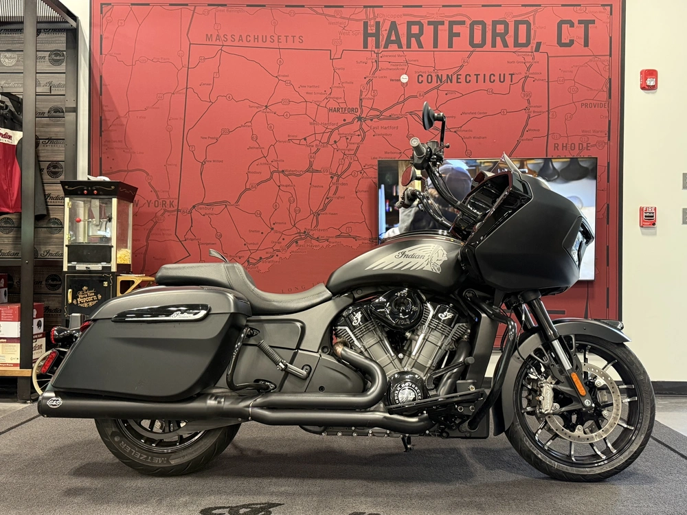 2026 Indian Motorcycle Challenger 112 Dark Horse® With Powerband Audio alt