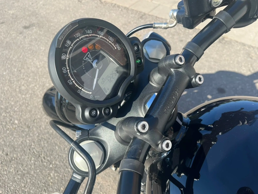 2023 Triumph Bonneville Bobber Matte Storm Grey / Matte Ironstone alt