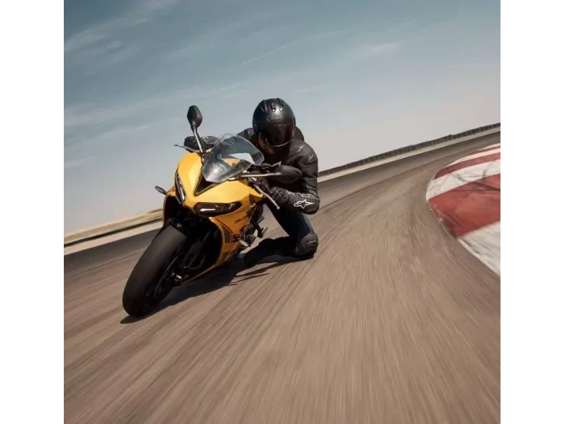 2026 Triumph Daytona 660 Cosmic Yellow / Sapphire Black alt