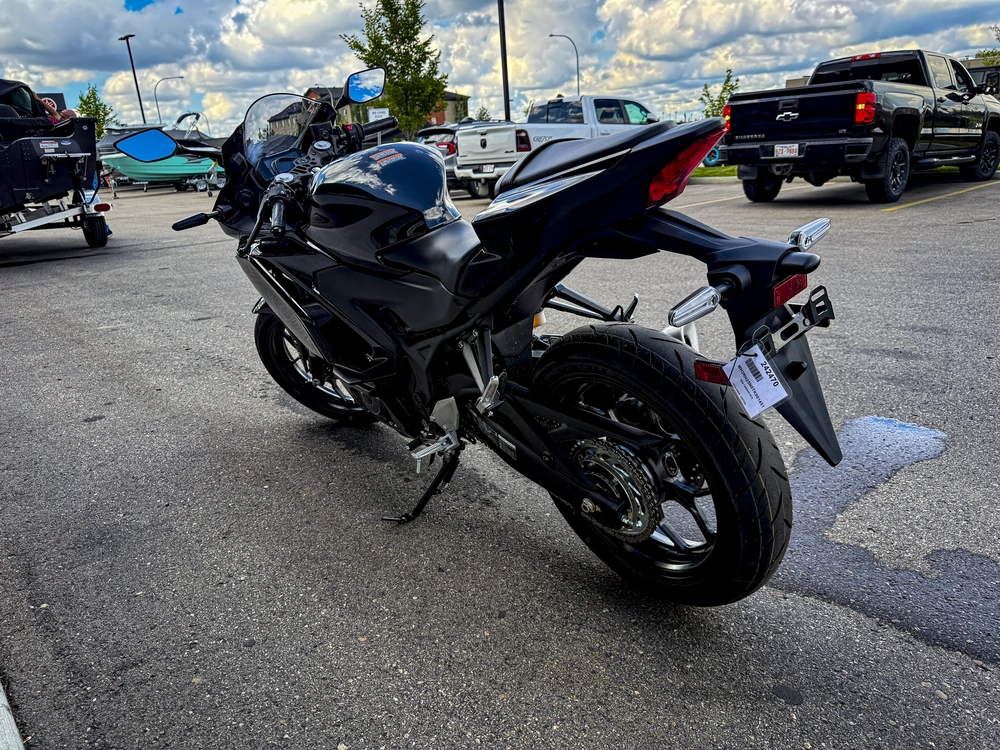 2026 Yamaha R3 alt