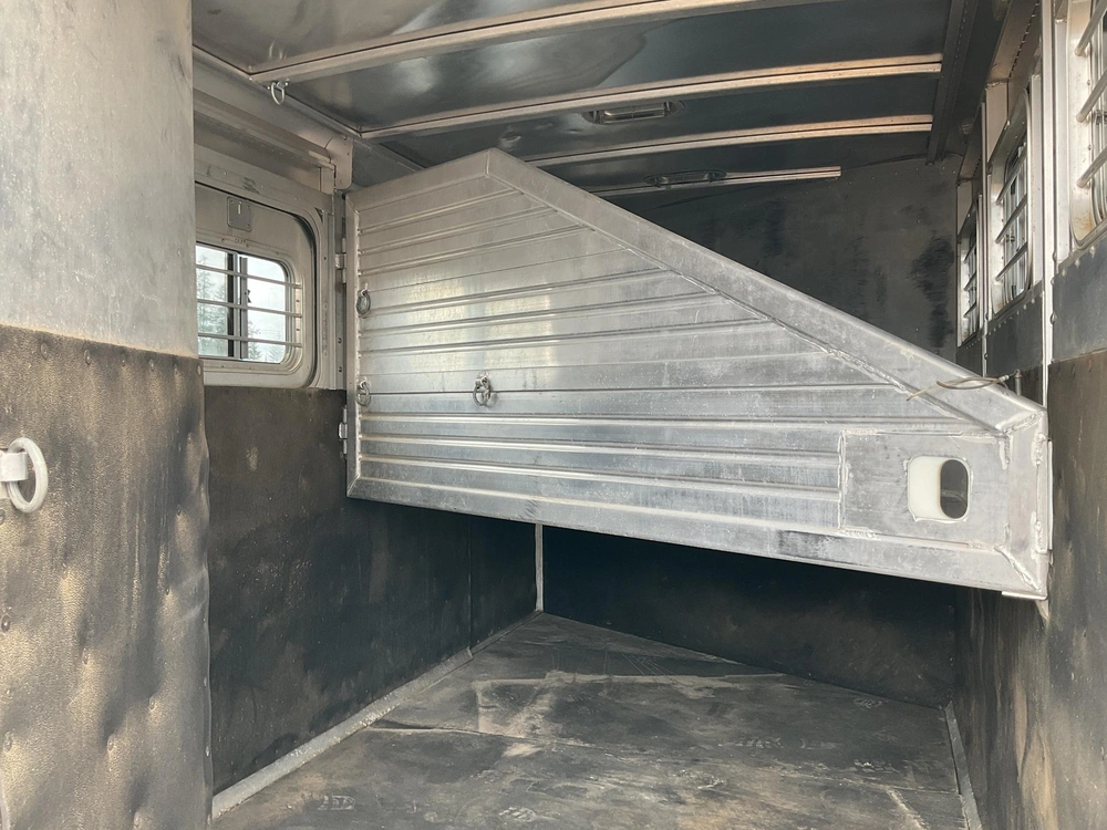 1997 Featherlite Model 8548 3 Horse Slant All Aluminum Gooseneck Horse Trailer alt