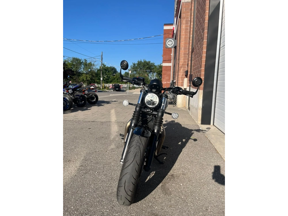 2023 Triumph Bonneville Bobber Matte Storm Grey / Matte Ironstone alt