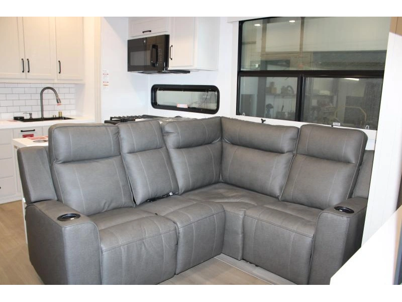 Grand Design Momentum 344m 2026 alt