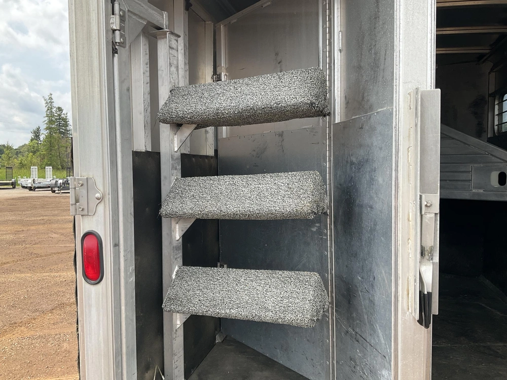 1997 Featherlite Model 8548 3 Horse Slant All Aluminum Gooseneck Horse Trailer alt