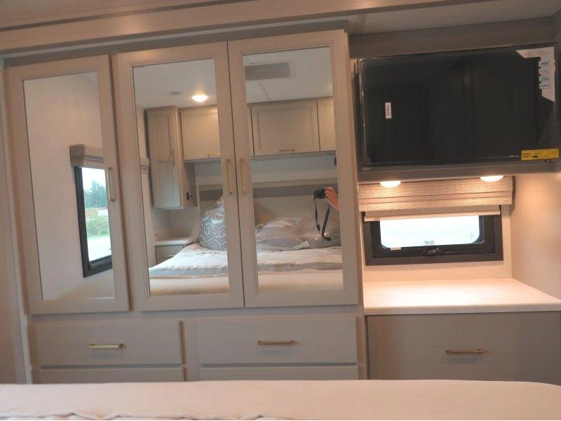 2026 Thor Motor Coach Hurricane 29l alt