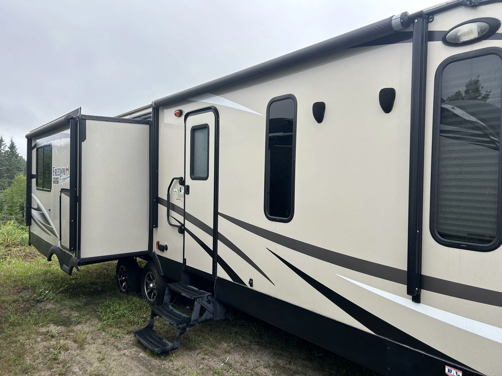 2017 Forest River Freedom Express 293rlds alt