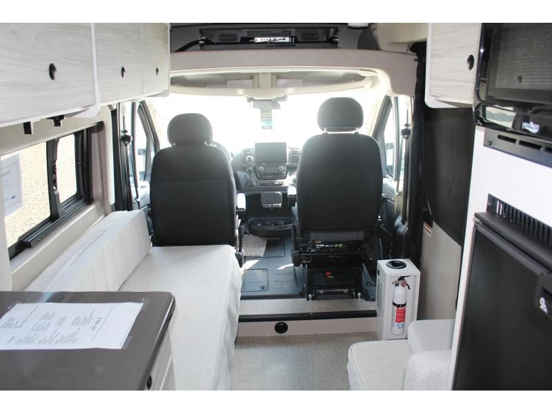 Entegra Coach Arc 18c 2025 alt