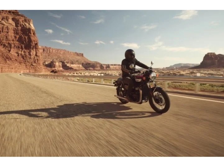 2026 Triumph Bonneville T100 Jet Black / Diablo Red alt