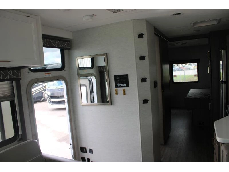 Thor Motor Coach Resonate 30c 2024 alt