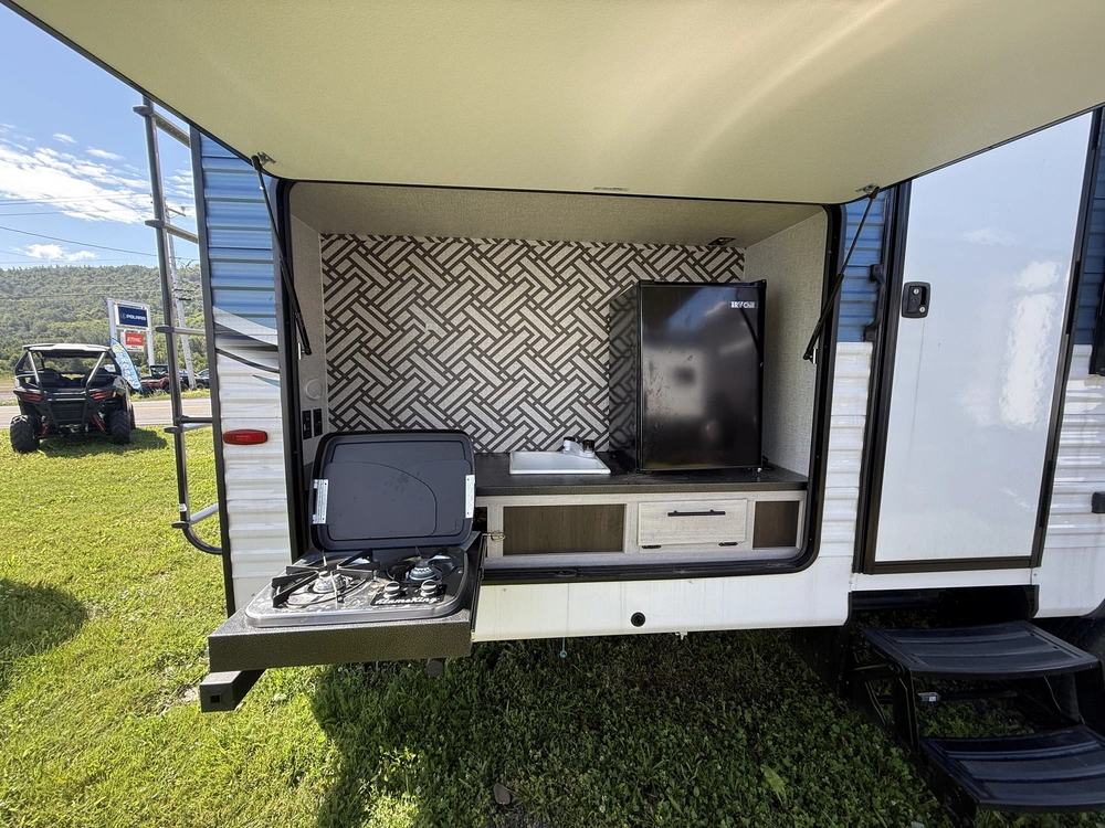 2024 Zinger 328sb alt