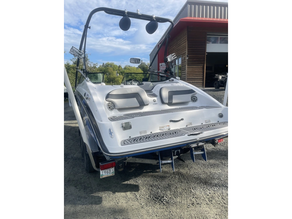 2014 Yamaha 212x alt