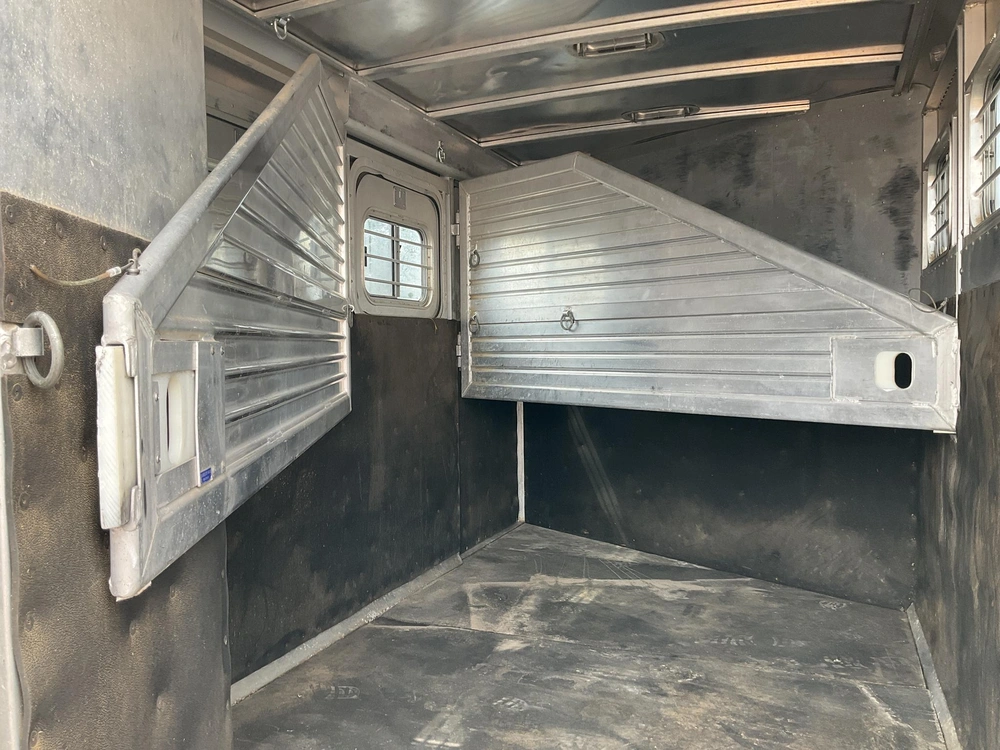 1997 Featherlite Model 8548 3 Horse Slant All Aluminum Gooseneck Horse Trailer alt