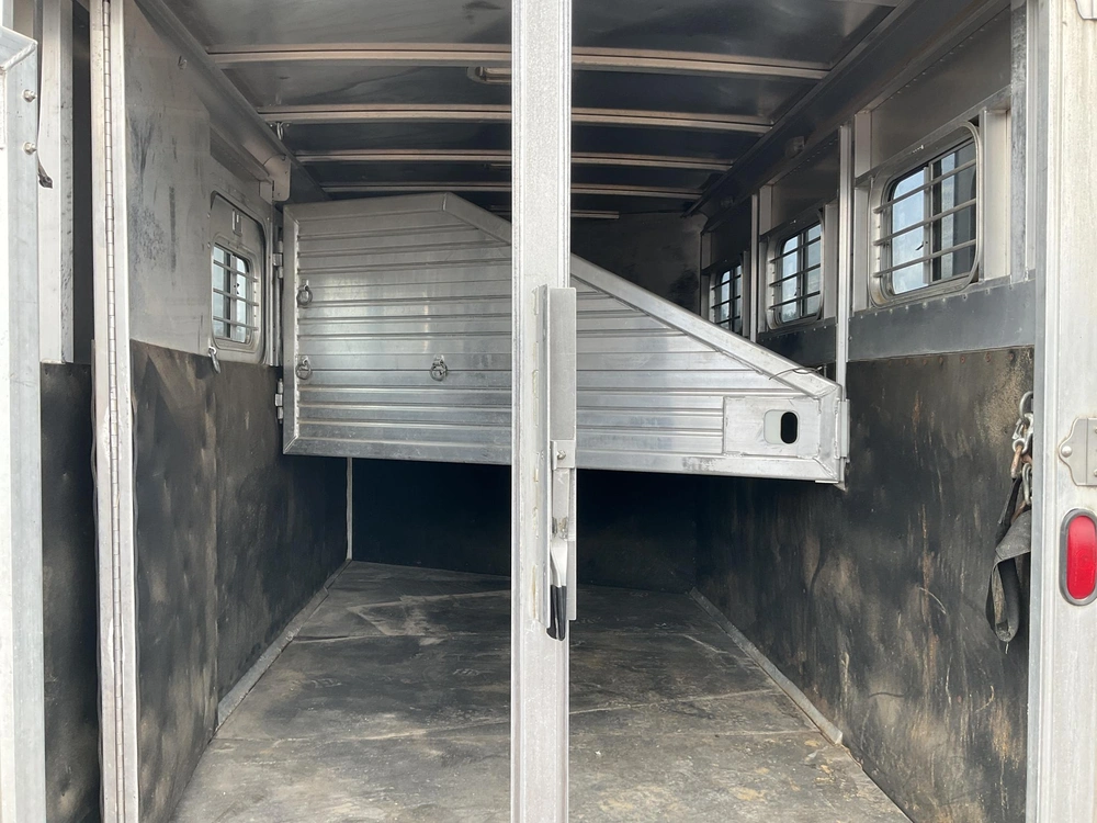 1997 Featherlite Model 8548 3 Horse Slant All Aluminum Gooseneck Horse Trailer alt