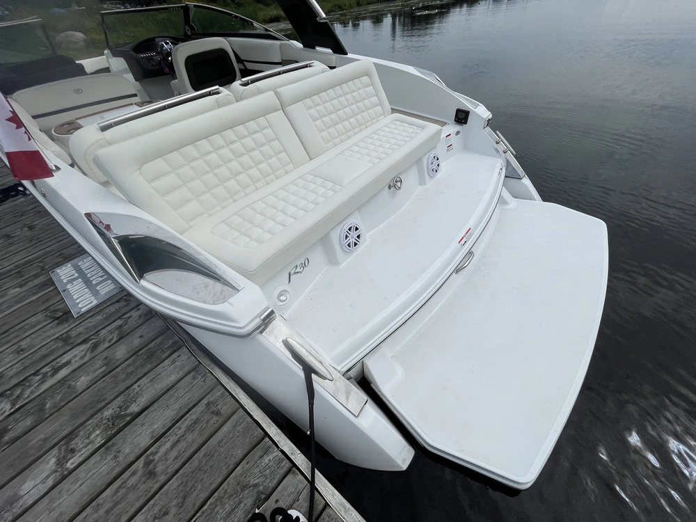 2017 Cobalt Boats R30 alt