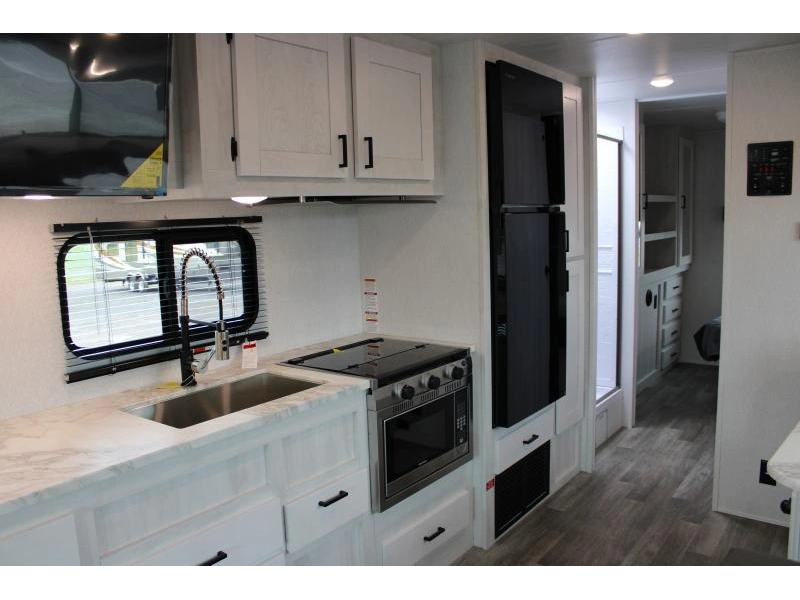 2023 East To West Entrada 2900ds alt
