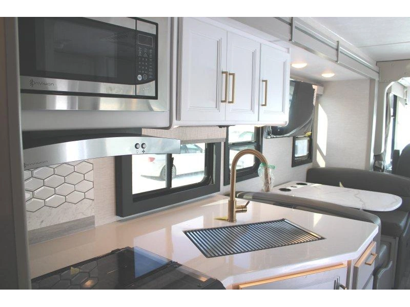 Thor Motor Coach Resonate 30c 2026 alt
