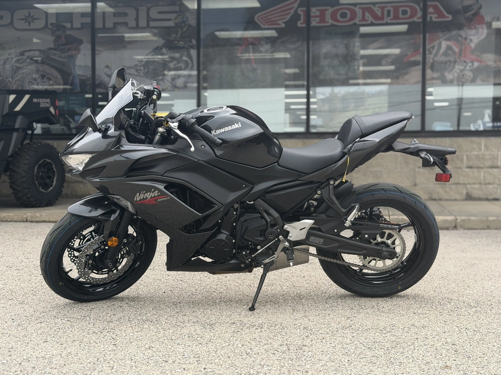 2026 Kawasaki Ninja 650 alt
