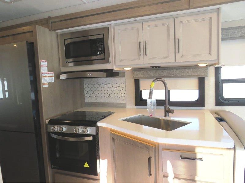 2026 Thor Motor Coach Resonate 30c alt