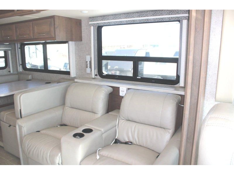 Thor Motor Coach Miramar 35.2 2022 alt