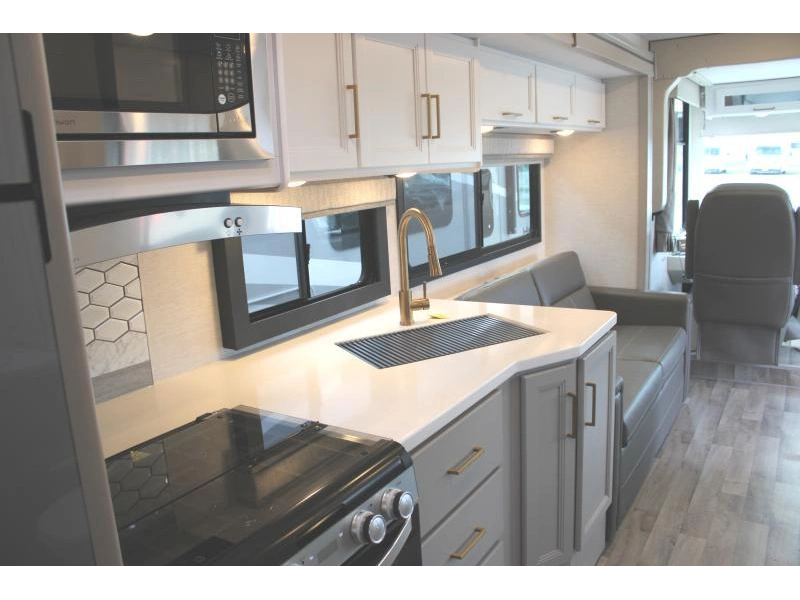 Thor Motor Coach Resonate 29d 2026 alt