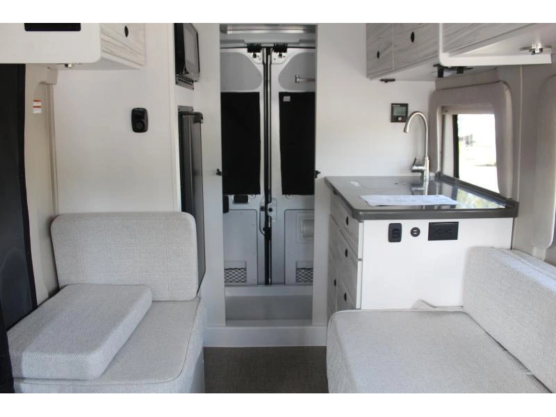 Entegra Coach Arc 18c 2025 alt