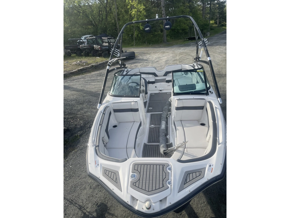 2014 Yamaha 212x alt