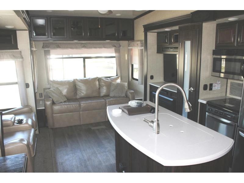 Palomino Columbus 377mb 2017 alt