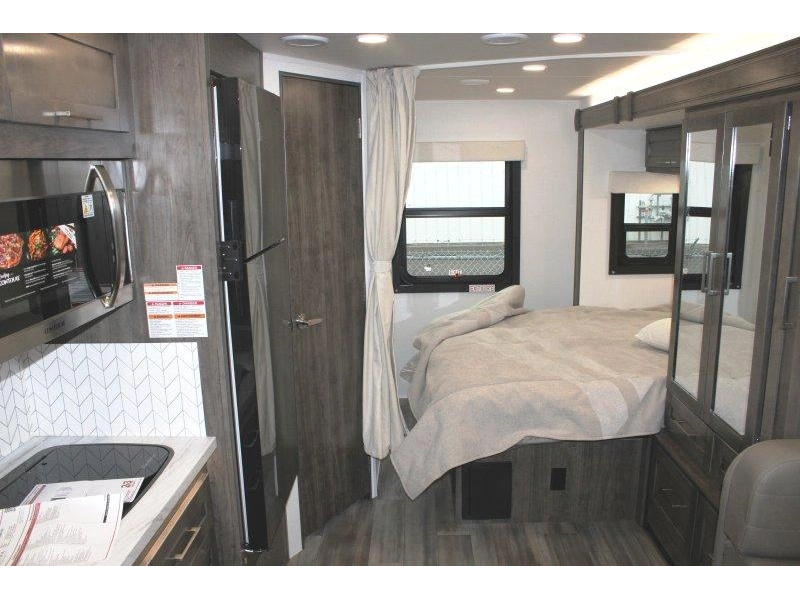Entegra Coach Qwest 24l 2026 alt