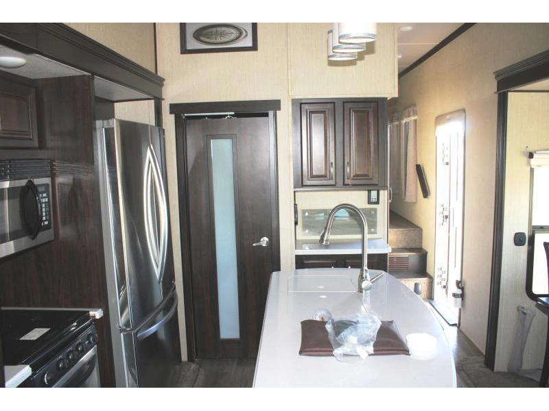 Palomino Columbus 377mb 2017 alt