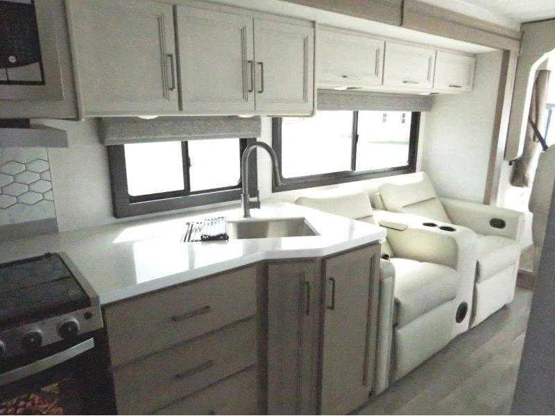 Thor Motor Coach Resonate 29d 2026 alt