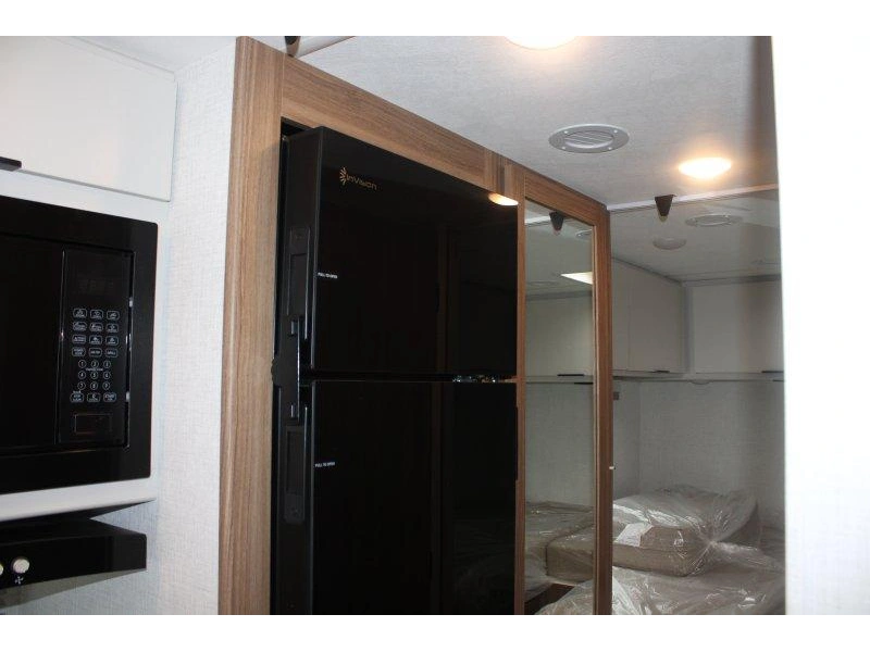 Thor Motor Coach Four Winds 25z 2027 alt