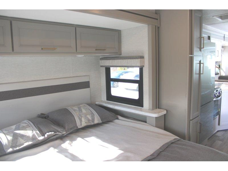 Thor Motor Coach Resonate 30c 2026 alt