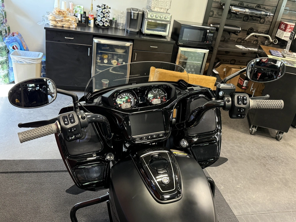 2026 Indian Motorcycle Challenger 112 Dark Horse® With Powerband Audio alt