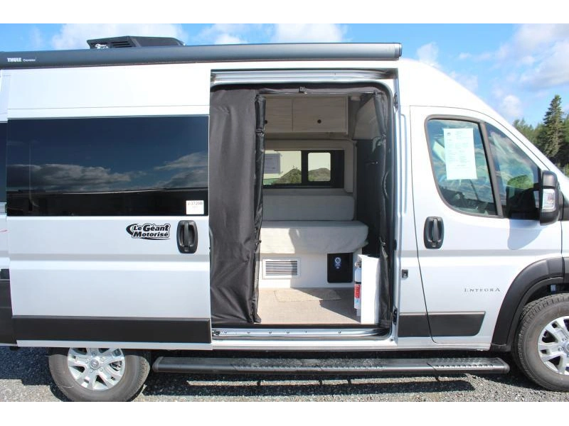 Entegra Coach Arc 18c 2025 alt