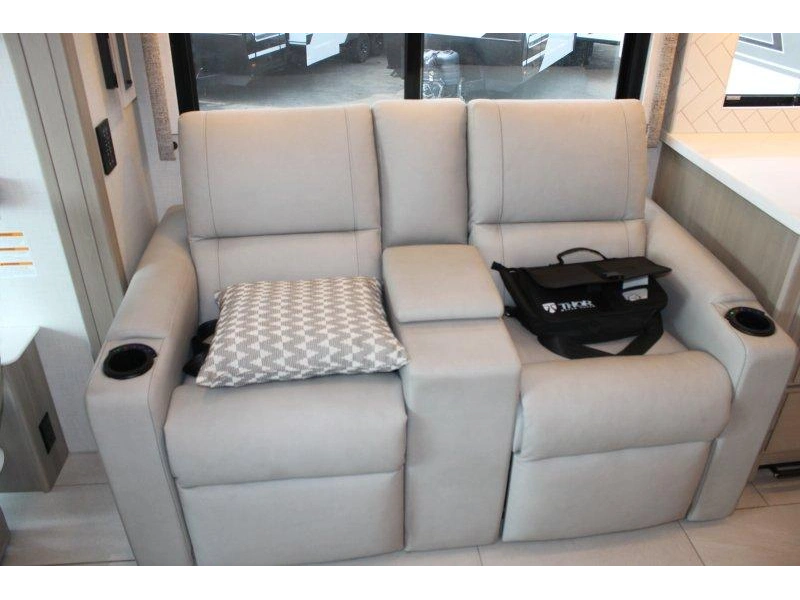 Thor Motor Coach Aria 3901 2027 alt
