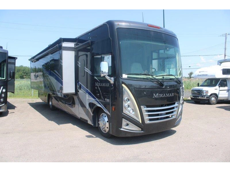 2022 Thor Motor Coach Miramar 35.2 alt