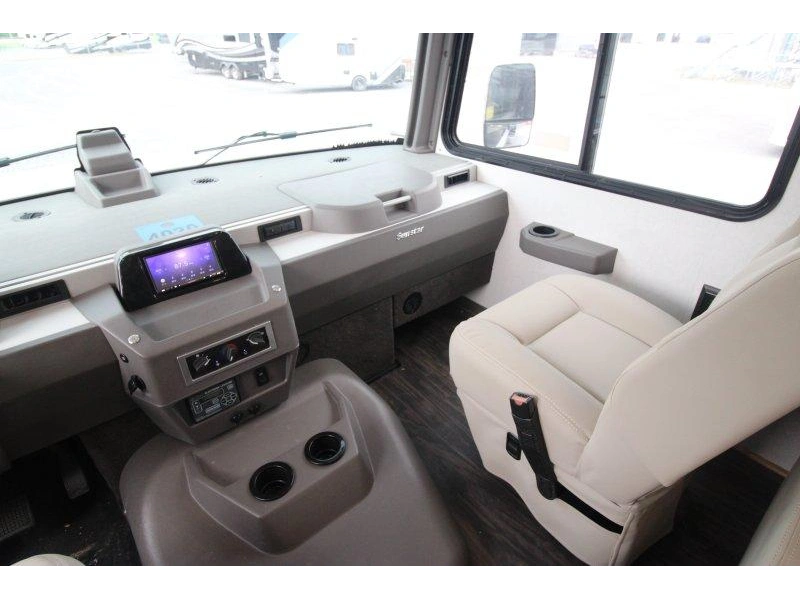 2024 Winnebago Sunstar 33k alt
