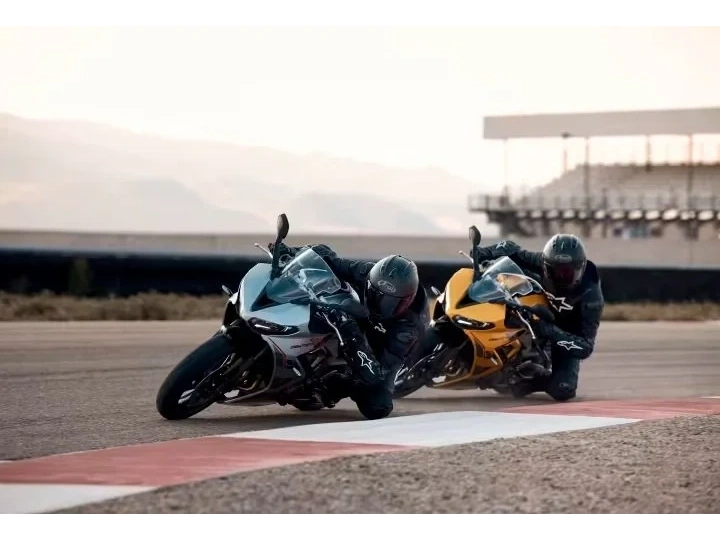 2026 Triumph Daytona 660 Cosmic Yellow / Sapphire Black alt