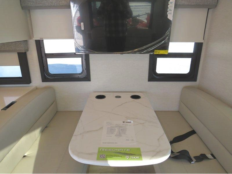 Thor Motor Coach Resonate 30c 2026 alt