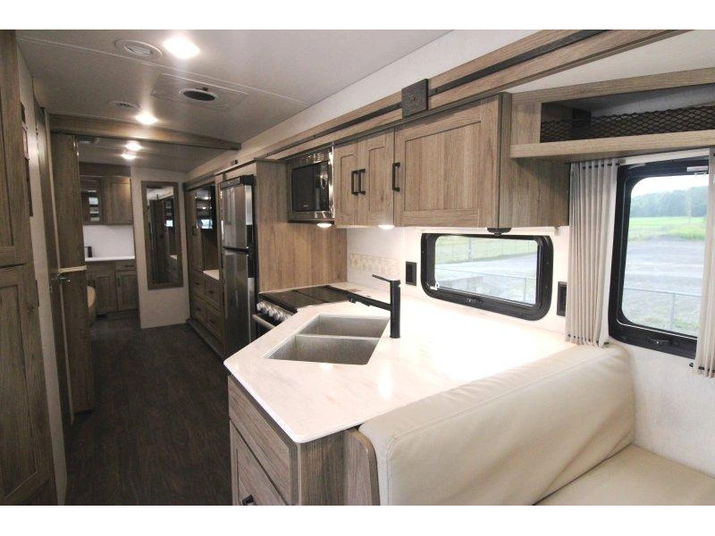 2024 Winnebago Sunstar 33k alt