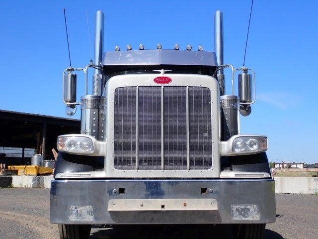 Peterbilt 589 2025