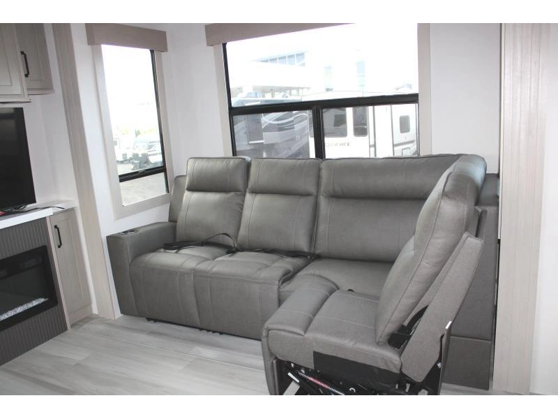 Grand Design Momentum 414m 2026 alt