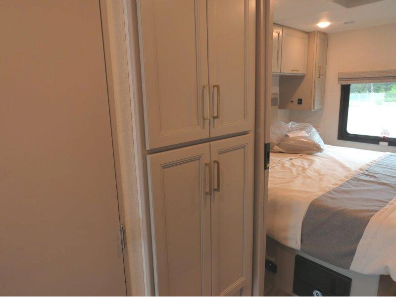 2026 Thor Motor Coach Hurricane 29l alt