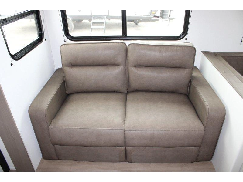 Grand Design Transcend 27dbx 2026 alt