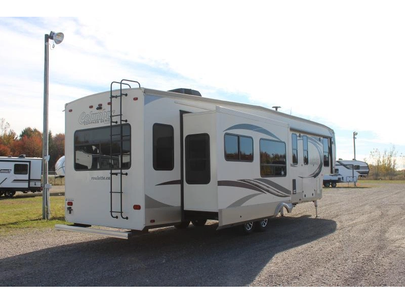 Palomino Columbus 377mb 2017 alt