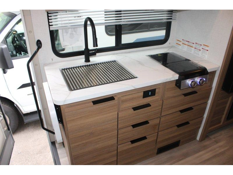 Thor Motor Coach Four Winds 25z 2027 alt