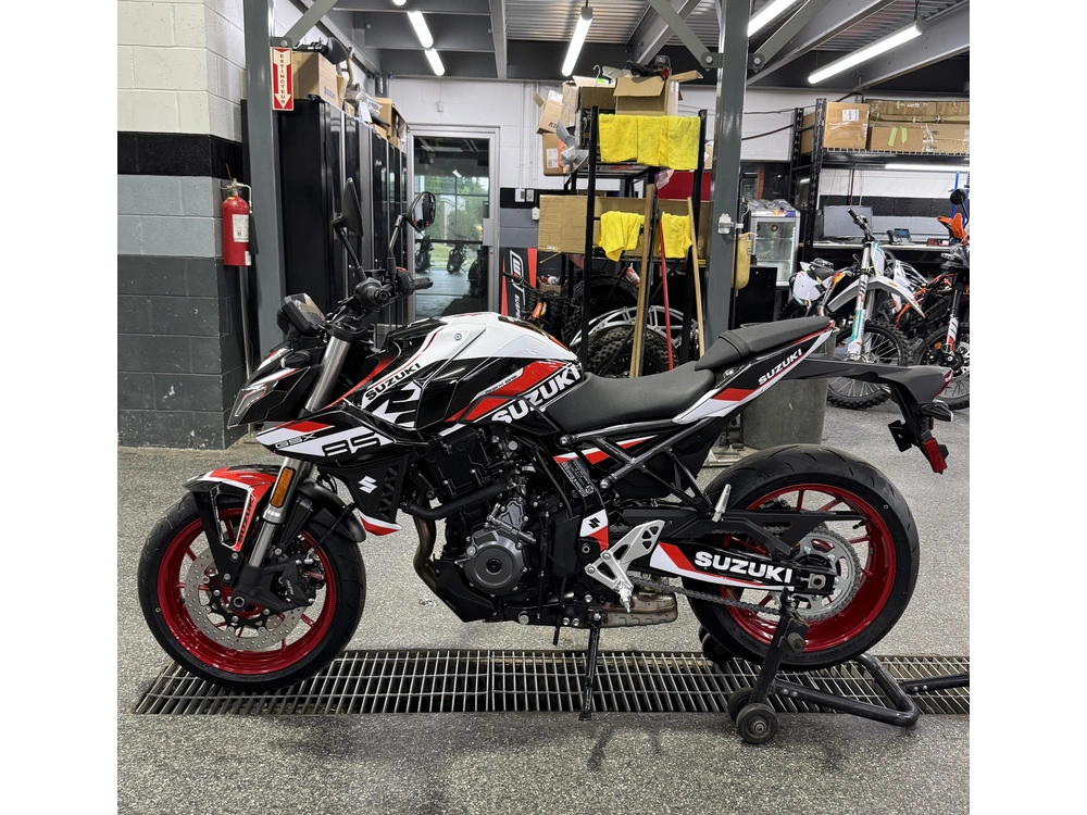 2025 Suzuki Gsx-8sm5 alt