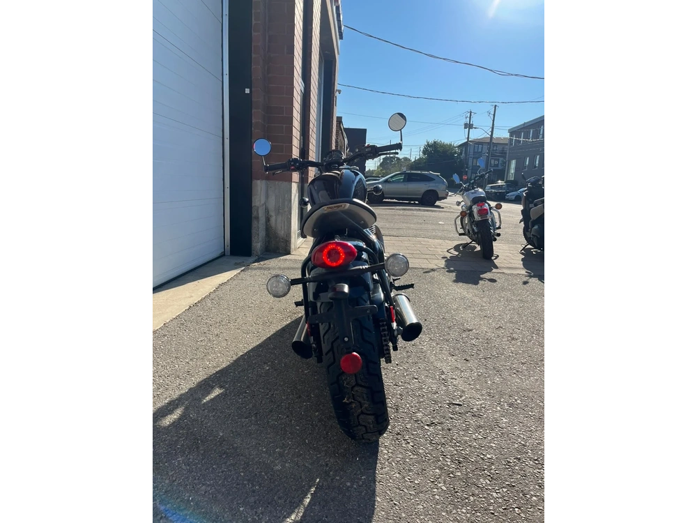 2023 Triumph Bonneville Bobber Matte Storm Grey / Matte Ironstone alt