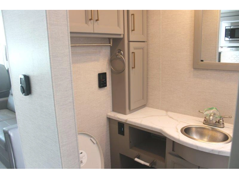 Thor Motor Coach Resonate 30c 2026 alt